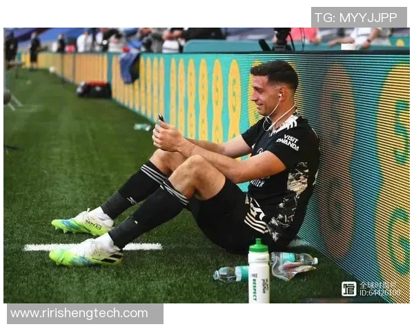 马丁内斯的传奇之路:从默默无闻到足球巨星的成长历程 马丁内斯的传奇之路:从默默无闻到足球巨星的成长历程