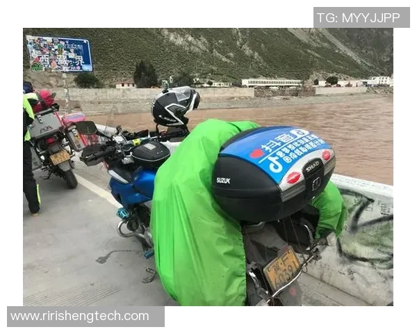 小球迷的梦想之旅:从看台到赛场的热血追逐与成长故事 小球迷的梦想之旅:从看台到赛场的热血追逐与成长故事